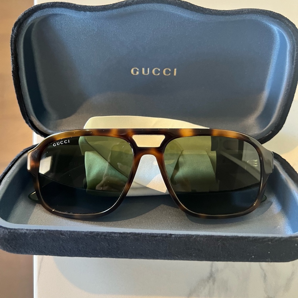 Like new AUTHENTIC GUCCI Mens sunglasses
